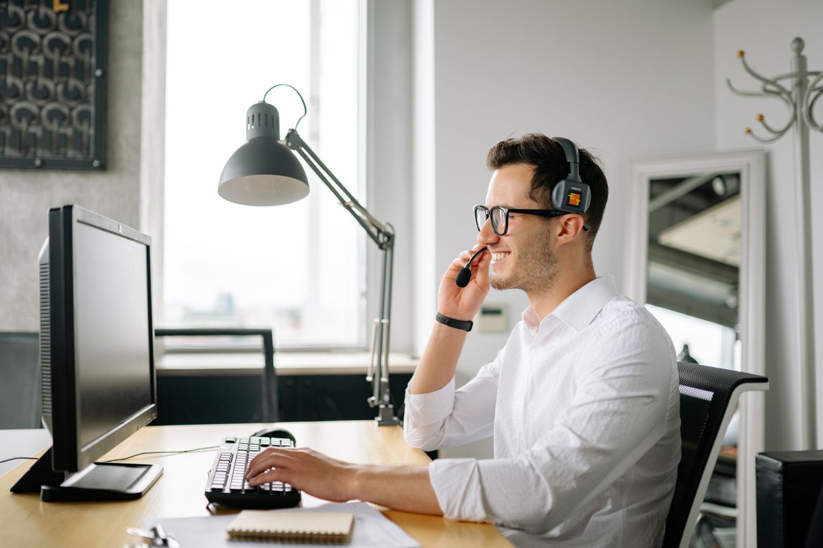 Une personne au casque répond à un appel