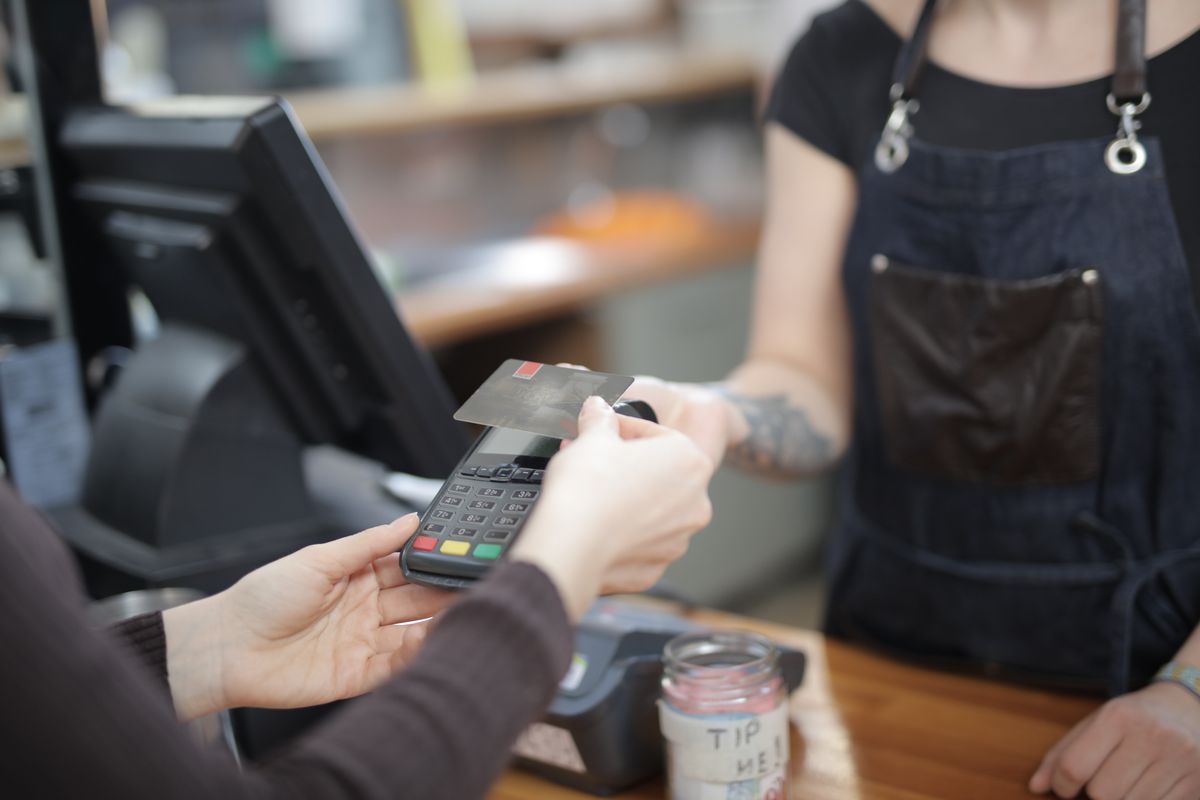 Un commerçant encaisse un client au comptoir